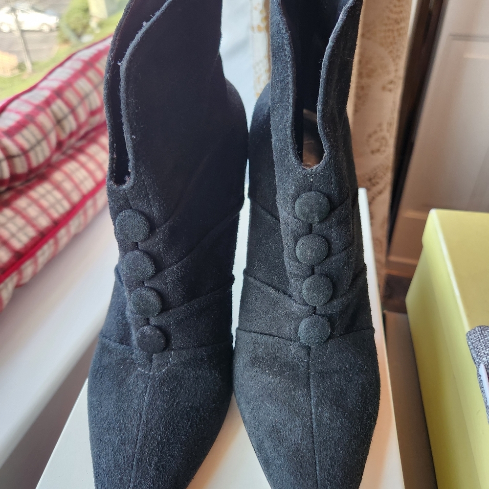 Nicole Miller black suede women's ankle boots, Size 7.